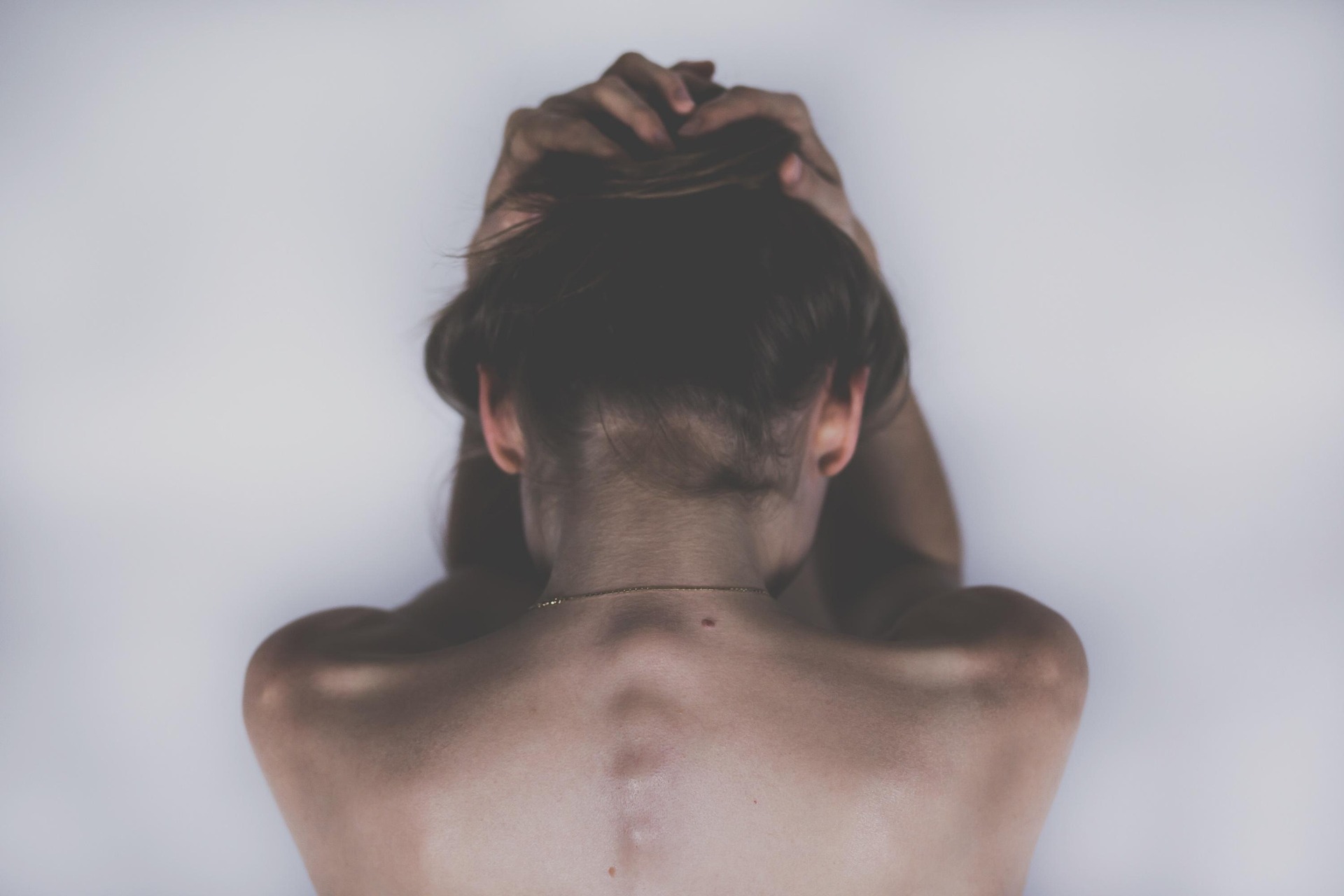Mujer de espaldas como imagen referencial de un testimonio sobre trastornos alimentarios